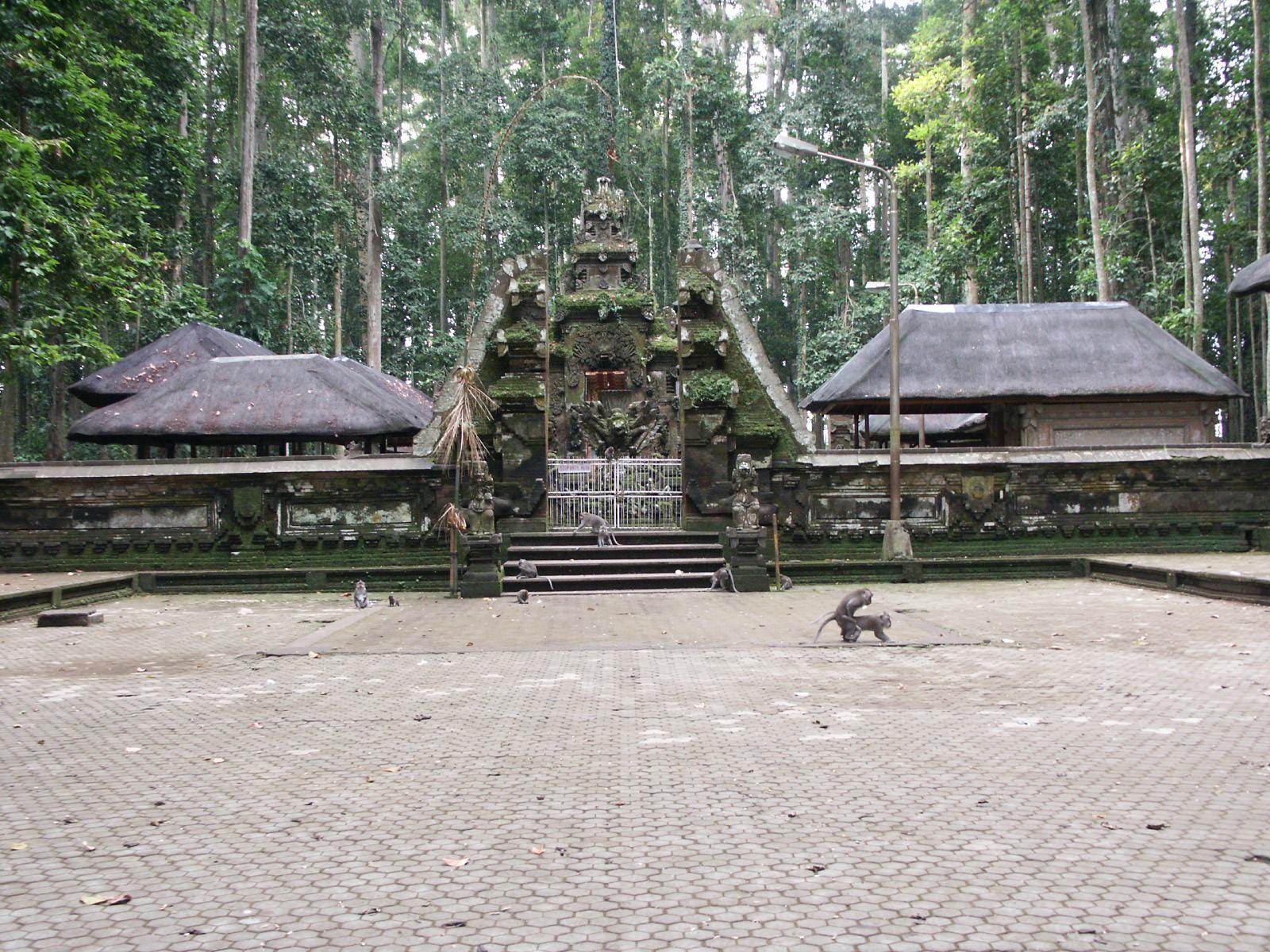 Spot the loving couple!