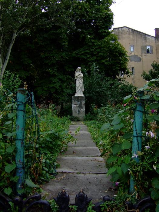 Small statue of Maria